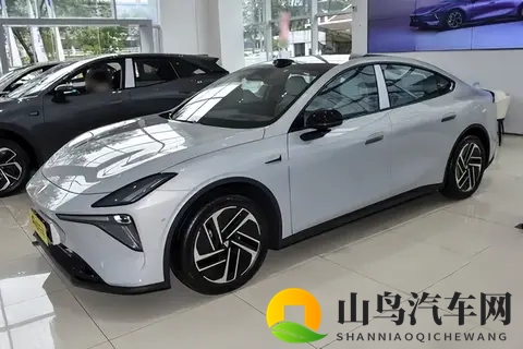 全景影像、后驱布局，还有激光雷达，这台车的定位有点意思-3