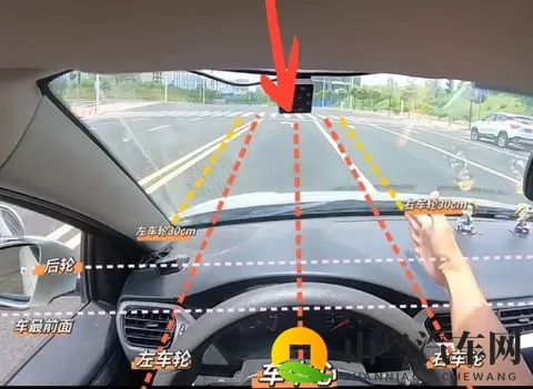 新手开车总感觉“车比路宽”？是你没搞懂这3个“视觉陷阱”！-1