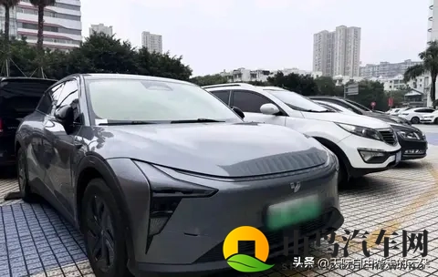 烂尾车”逆袭记：年轻人花1_3价格抢破产车刷机改装-3