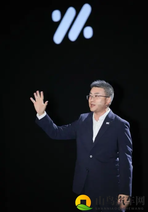 上汽旗舰智己LS9发布，CEO刘涛放话：用户喜欢的配置才是最牛的-1