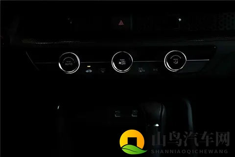 国产 亚洲 网红 主播：网红试驾新潮流，汽车品牌年轻化新动力-1