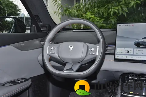 深度体验深蓝S05：没想到它这么香，620km续航+15分钟超充！-2