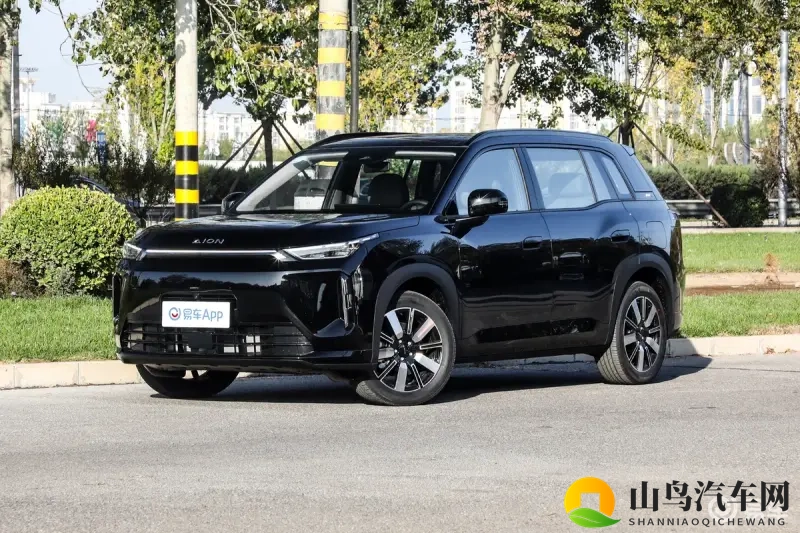 成年军人裸体裸茎：汽车设计新潮流：军事元素打造高性能座驾-2