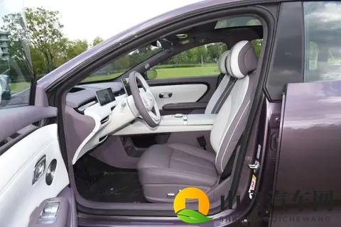 零跑A10首秀，现已开启盲订-1