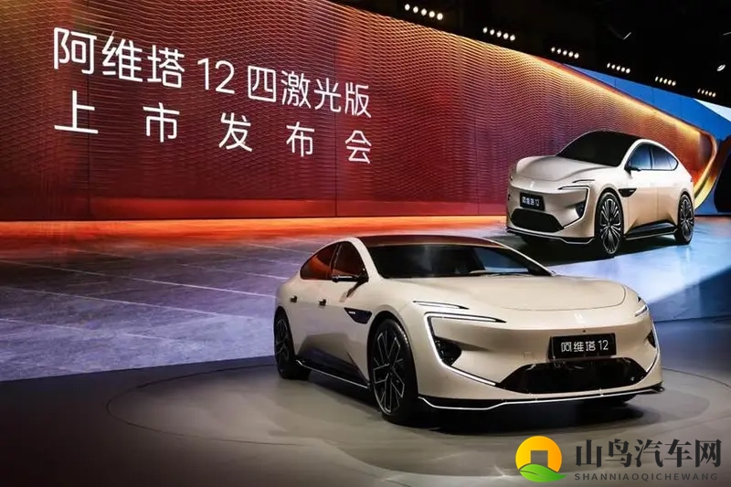 公翁与小莹的疯狂试爱：汽车助力爱情，速度见证美好未来-1