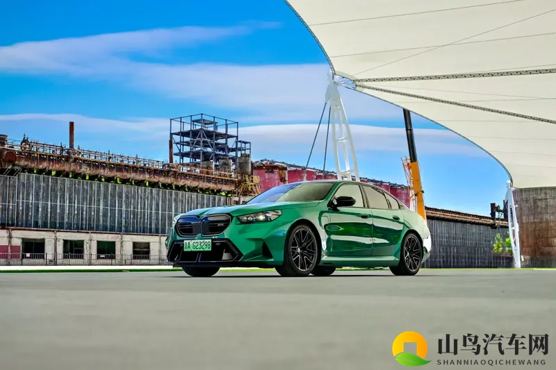 V8双涡轮增压+插电,是坚持还是妥协?试驾BMW M5!-1