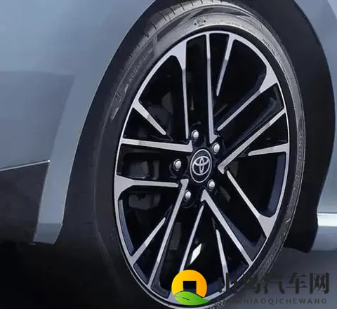 男生把困困放到女生困困里面：汽车储物空间大革新，出行生活更便捷-2