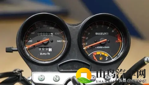 500公里续航+复古造型！铃木酷飚150实测感受，槽点也很明显！-2