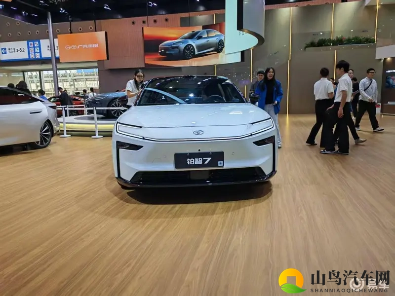 广汽丰田铂智7亮相2025广州车展，这次信息量很大！-1