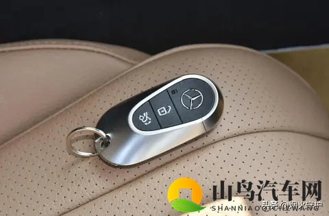 2026款奔驰E级上市即王炸!入门价低至4299万,宝马5系压力大了-1