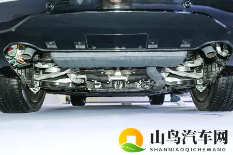 1300km 续航 + 零重力座椅！腾势 N8L 把家庭 SUV 的舒服焊死了-2