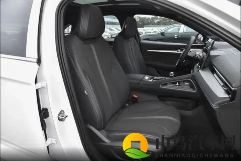 试驾体验吉利星瑞东方曜，操控用料依旧好评，10万级家轿优选！-1