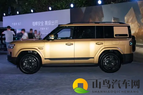 比亚迪又上硬菜，大五座+四驱，续航1300km-3