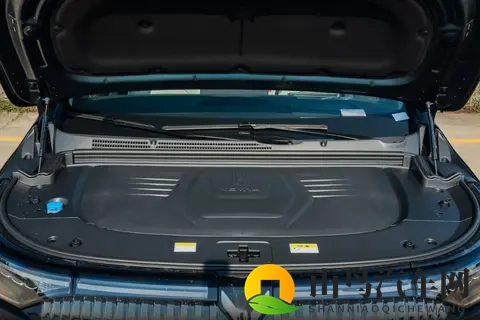 华为乾崑+鸿蒙座舱，试驾26款岚图梦想家，全能MPV实至名归-2