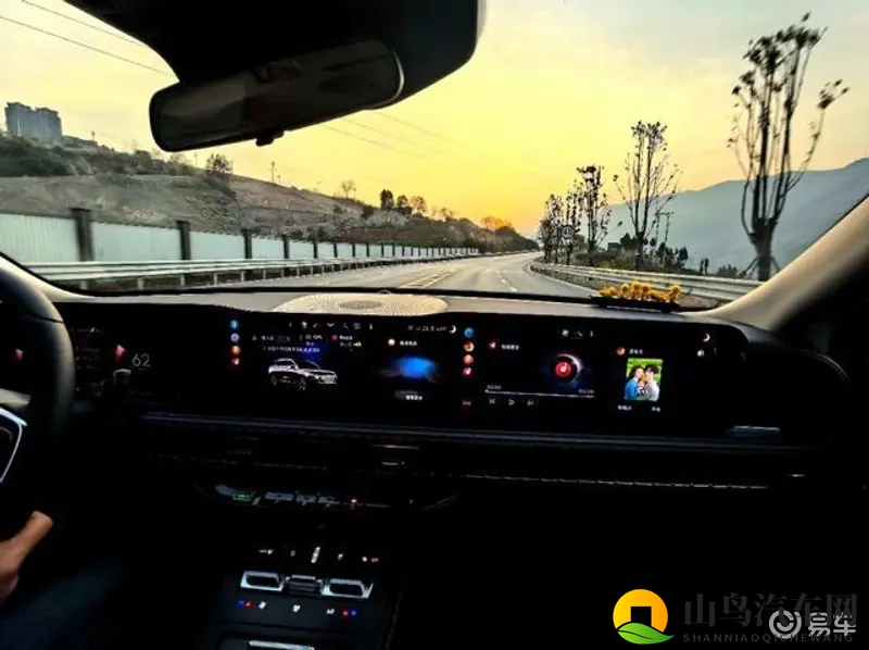 新小帅男男GayXNXX：颠覆传统！全新车型亮相，带来极致驾驶体验-1