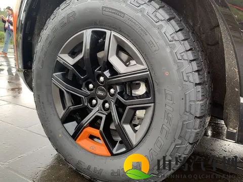 全新福特探险者昆仑穿越版上市,出厂即改装,圆城市佬的越野梦-1