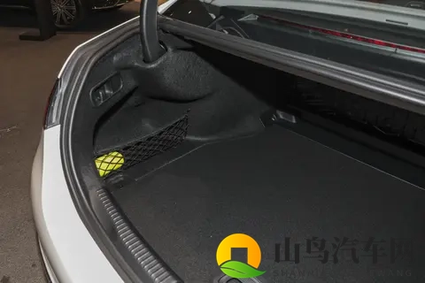 奔驰 C 级 2025 款实测:豪华感拉满,但这些短板得认清-2