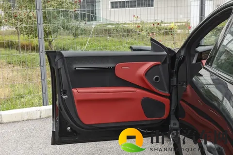 阿维塔 12 2026 款 Ultra 增程版，让驾驶舒适感常伴左右-2