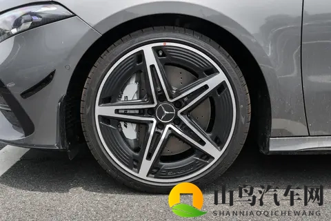 奔驰A35L AMG居然是台能拉娃的性能车？-1