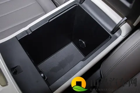 15万级磁流变悬架轿车，标配激光雷达，深蓝L06凭啥这么香？-1