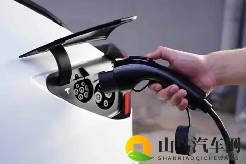 续航腰斩、排队充电,谁在硬撑?-3