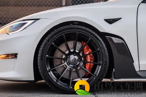 马斯克明确拒绝设立特斯拉高性能子品牌，专注自动驾驶研发-1