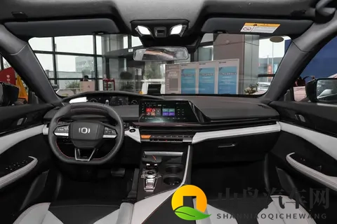 试驾长安启源A06：空间大配置高，家用选它准没错？-3