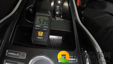 绿巨人回眸一笑后半段表情包:汽车新趋势:科技魅力与个性定制共舞-1