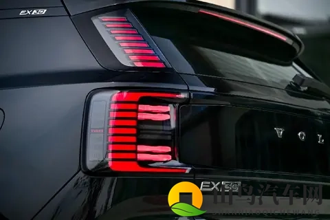 在激战正酣的电动车市场，沃尔沃带来了北欧精灵！试驾沃尔沃EX30-1