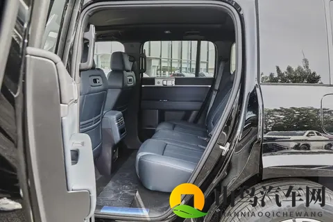 试驾方程豹钛7 2025款：200KM两驱Max版的钛品质出行体验-1