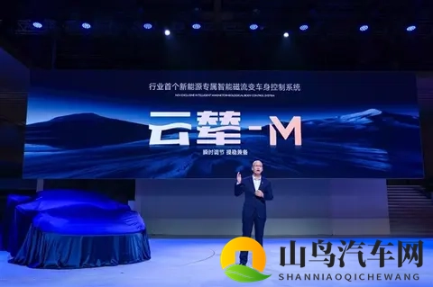 比亚迪再发个性化跑车!双门软顶版敞篷版腾势Z实车首曝-1