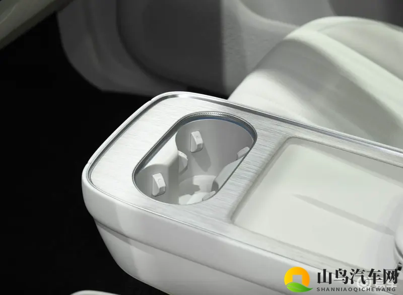 新款星纪元ET大改动：舍弃现款中央扶手，更换字母车标-1