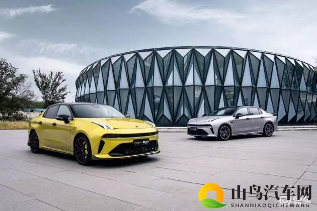 老师用刷子刷班长脚底心作文：新能源汽车崛起，智能出行新篇章-1