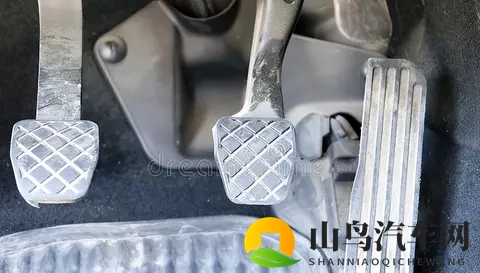 为什么豪车的油门踩起来像高级沙发，而你家车的像踩弹簧？-1