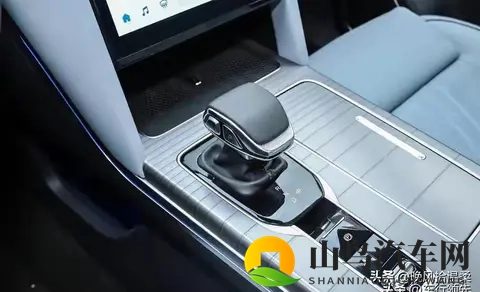 直降86万！红旗HS7 PHEV杀入20万区间，配丹拿音响+68秒破百-1