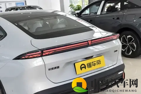 实拍深蓝L06，运动外观+宽敞空间，科技配置拉满，值得一看-2