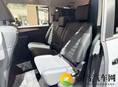 三菱新款四驱越野MPV亮相，侧滑门，2+3+2座椅，搭载2.2T柴油动力-3