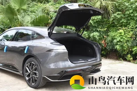 我为何选择阿维塔06？因为它是专为年轻人打造的豪华车-2