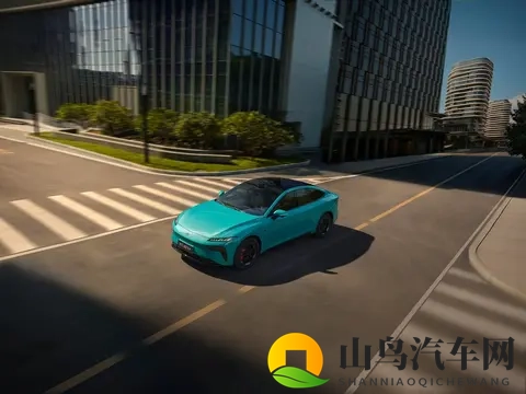 【上市】东风奕派eπ007+ 智美超能轿跑1399万起解锁-2