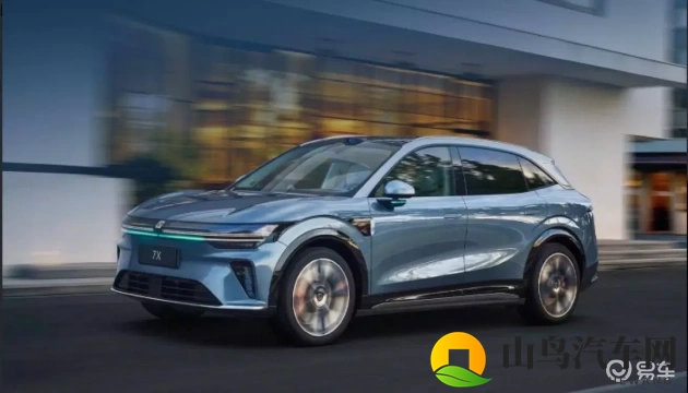 闺蜜把我腿扒开用黄瓜自慰喷水：密友持蔬戏，玉露润花枝-1