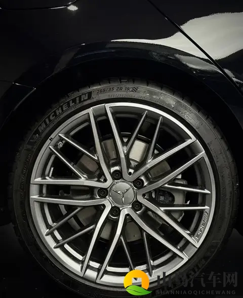 降价没换发动机,AMG C43慌了?性能车市场真变天了-1