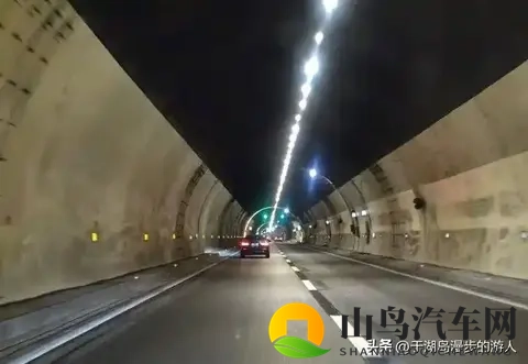 高速隧道遇“龟速车”？超不了别硬刚！交警亲授6招，新手安心过-2
