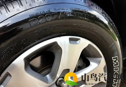 为什么说洗车的时候不要贪小便宜擦轮胎油？-1