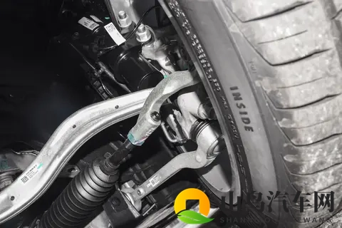 凯迪拉克 CT4 深度体验：后驱操控是王牌，但这短板太致命-3