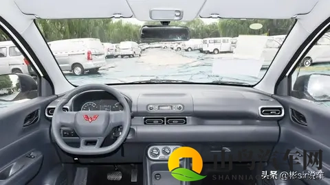 五菱宏光燃油版亮相！15L动力+7座可选，家用拉货两不误-3