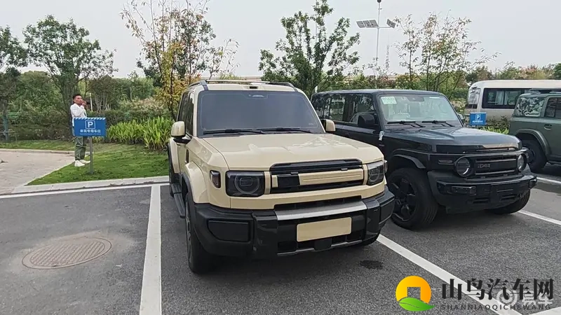 iCAR V27实车现身，大过路虎卫士，配449马力-1