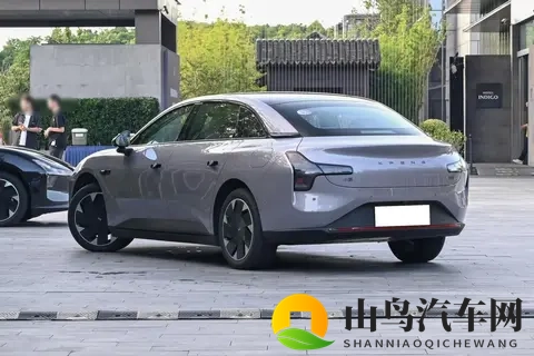 长安启源A06拿出诚意，配6C闪充+高规格悬架，小鹏M03接得住吗？-3