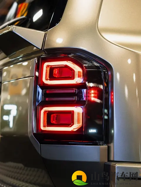 亲妺妺晚上扒开内裤吃我jij：深夜亲妹妹脱裤偷吃我私处-1