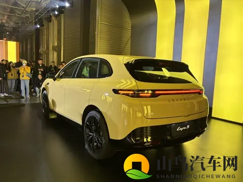 年轻人第一台电动小钢炮？零跑Lafa5预售1058万元起，零百6秒级-2