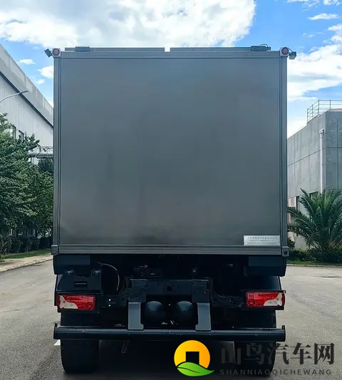 前面越野车,侧面小货车:这台奔驰‘四不像’,凭啥敢卖一百万?-2